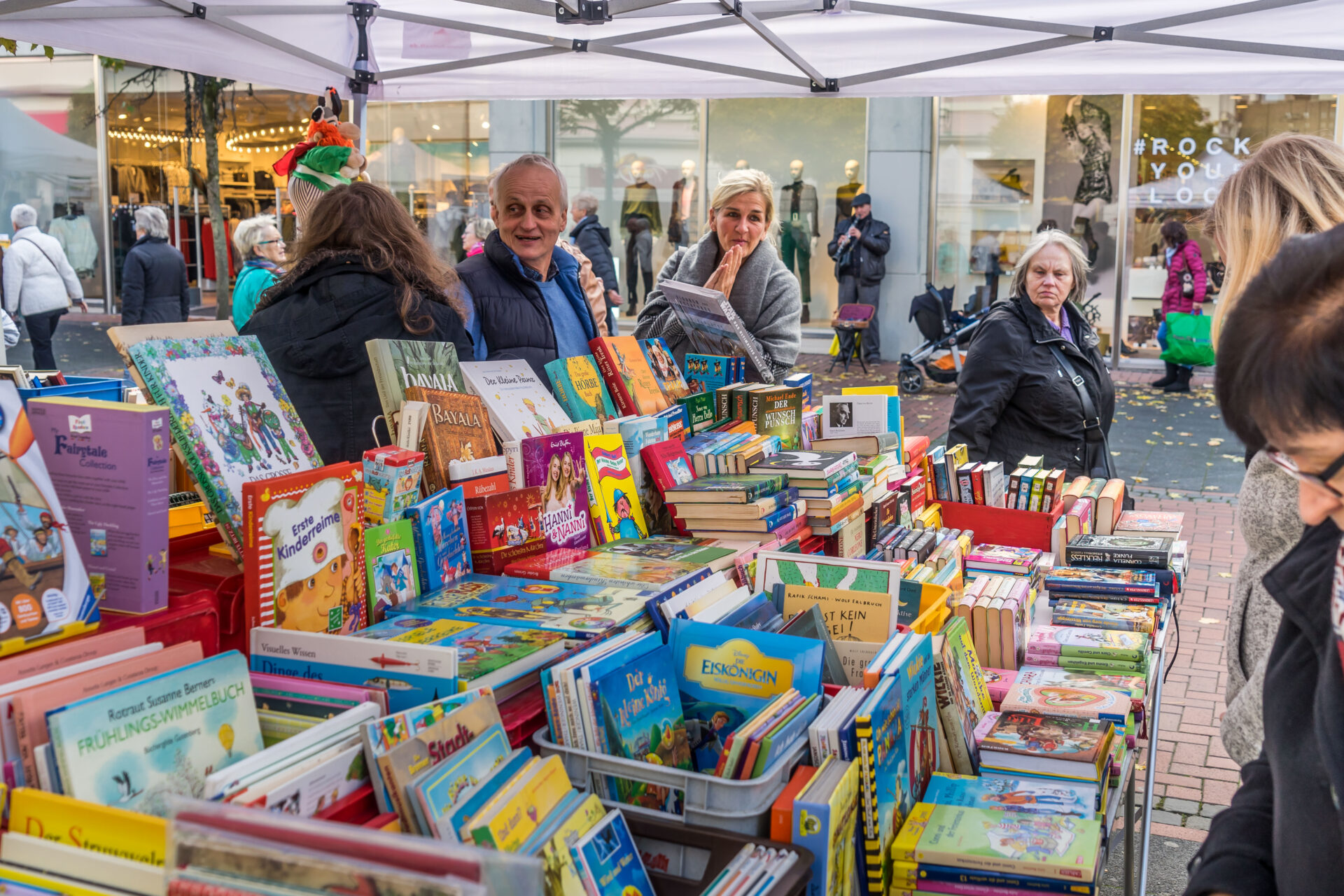 Papier & Schätze. Bücher- und Antik-Trödel-Markt.