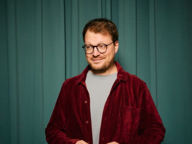 Maxi Gstettenbauer. Komplett absurd – Preview.