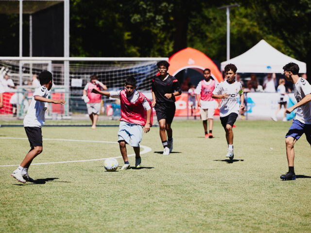 Öffentliches Fußballtraining. Woche der Kinderrechte.