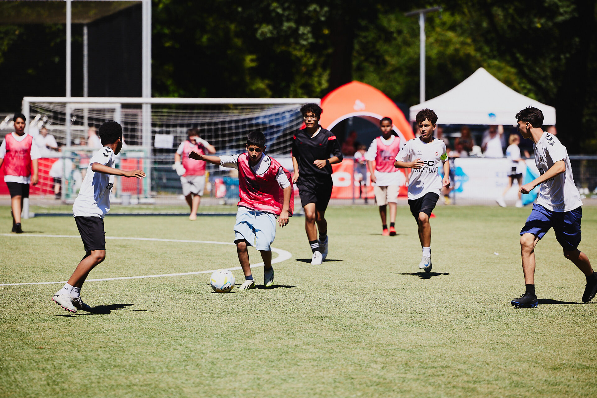 Öffentliches Fußballtraining. Woche der Kinderrechte.